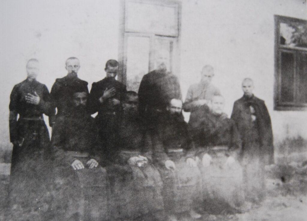 о. Леонид Федоров (стоит второй слева) с монахами-студитами